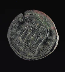 Sestertius (achterkant) geslagen door Marcus Aurelius met afbeelding van tempel met vier zuilen met hoofden erop